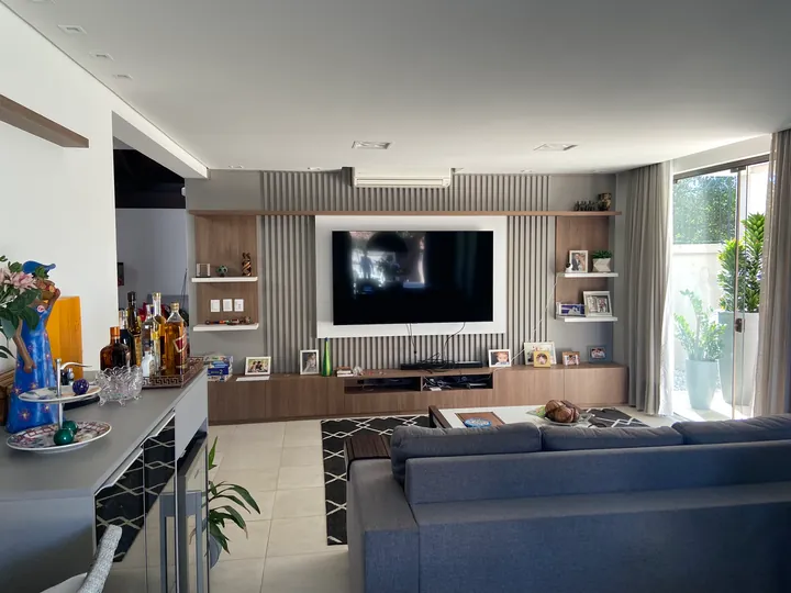 Sala de estar com painel de televisão — OBRA A&W, Joinville-SC