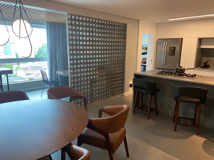 Sala de jantar integrada à cozinha — OBRA C&F, Joinville-SC